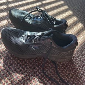 Brooks all black ghosts 11